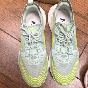 APL streamline athletic shoe